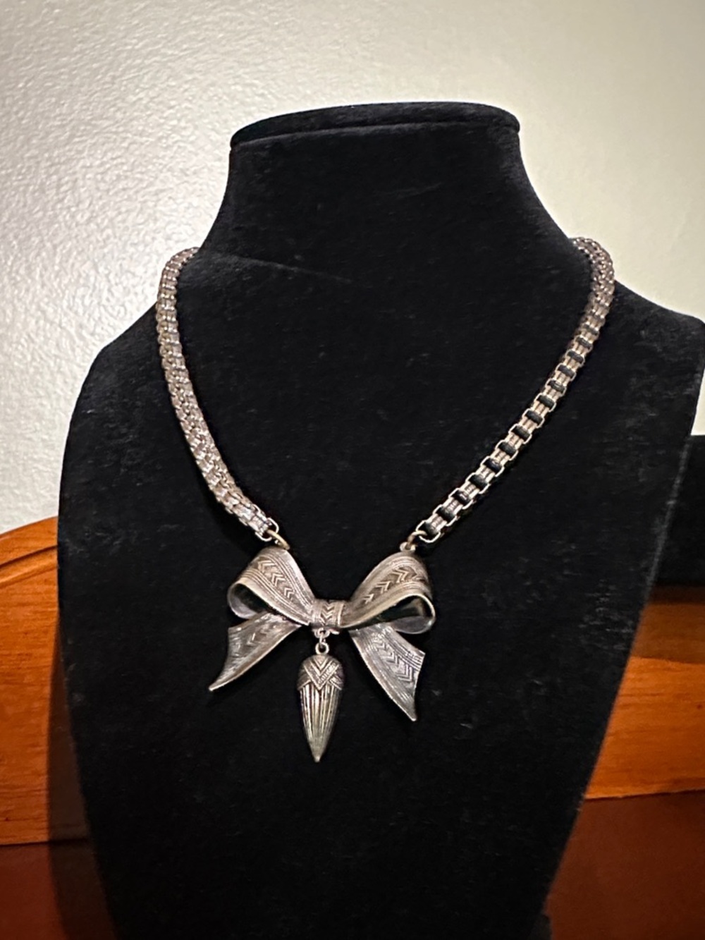 Silver tone Bow Pendant Statement Necklace - Women's Jewelry Vintage